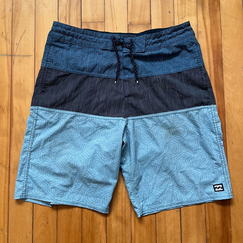 Billabong Recycler Tribong Lo Tides Board Shorts Size 30 Blue Striped Pattern